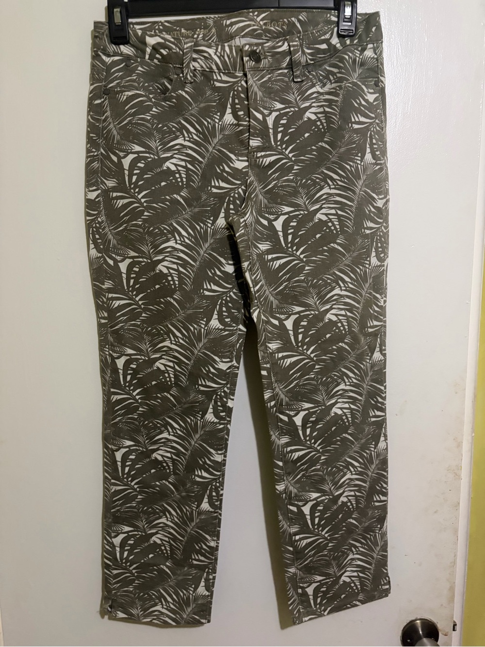 Talbots Olive and White Palm-Print Cropped Pants. Size 6